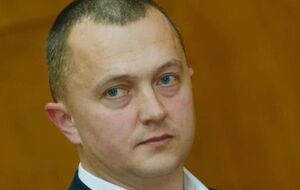 Искали три года. В Украину экстрадировали экс-мера Рахова, подозреваемого в растрате бюджета. Как он вышел на свободу