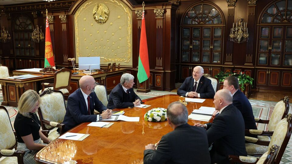 "Соседи внимательно следят". Спецпосланник Трампа Коул приехал к Лукашенко. О чем говорили