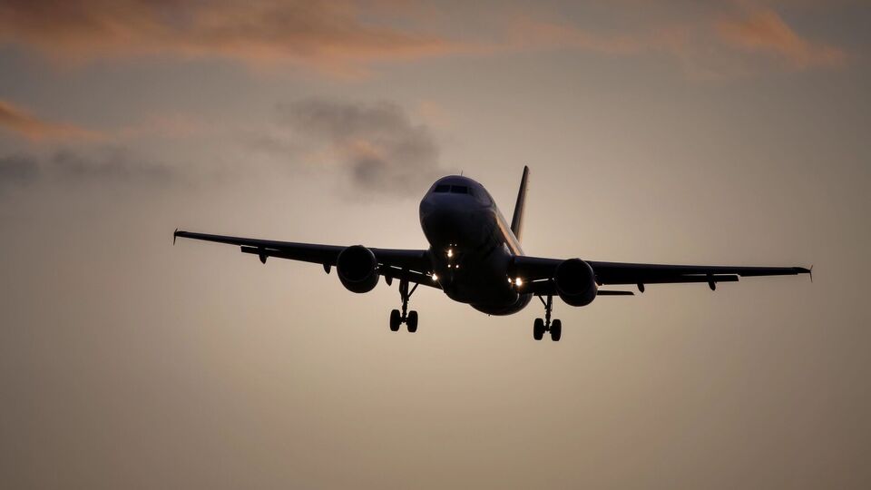 Стеля падає, люди кричать. У пасажирського Boeing виникли серйозні проблеми після зльоту. Відео
