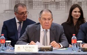 "Повисли на руках у Трампа". Лавров нашел "виновных" в том, что война не закончилась год назад
