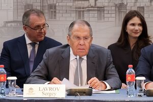 "Повисли на руках у Трампа". Лавров нашел "виновных" в том, что война не закончилась год назад