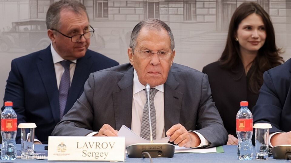 "Повисли на руках у Трампа". Лавров нашел "виновных" в том, что война не закончилась год назад