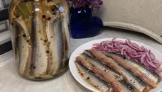 Салака в цьому маринаді виходить такою смачною, що гості проситимуть рецепт