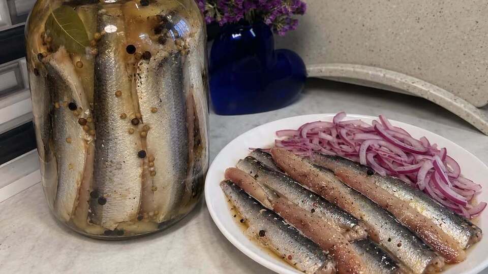 Салака в этом маринаде получается такая вкусная, что гости будут просить рецепт