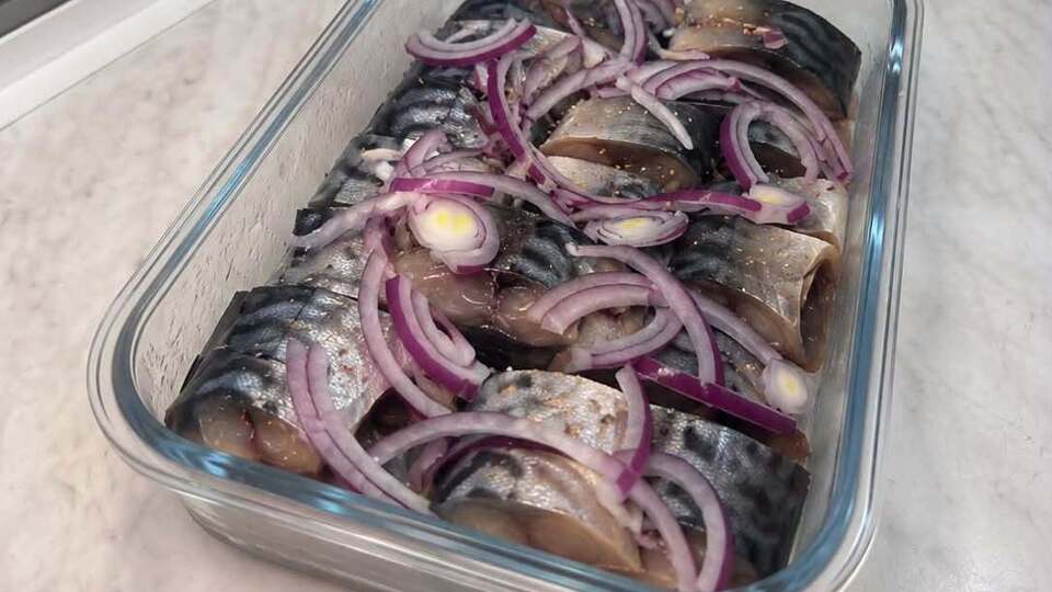 Всего два часа в этом маринаде – и получится невероятно вкусная скумбрия. Секретные пропорции и рецепт