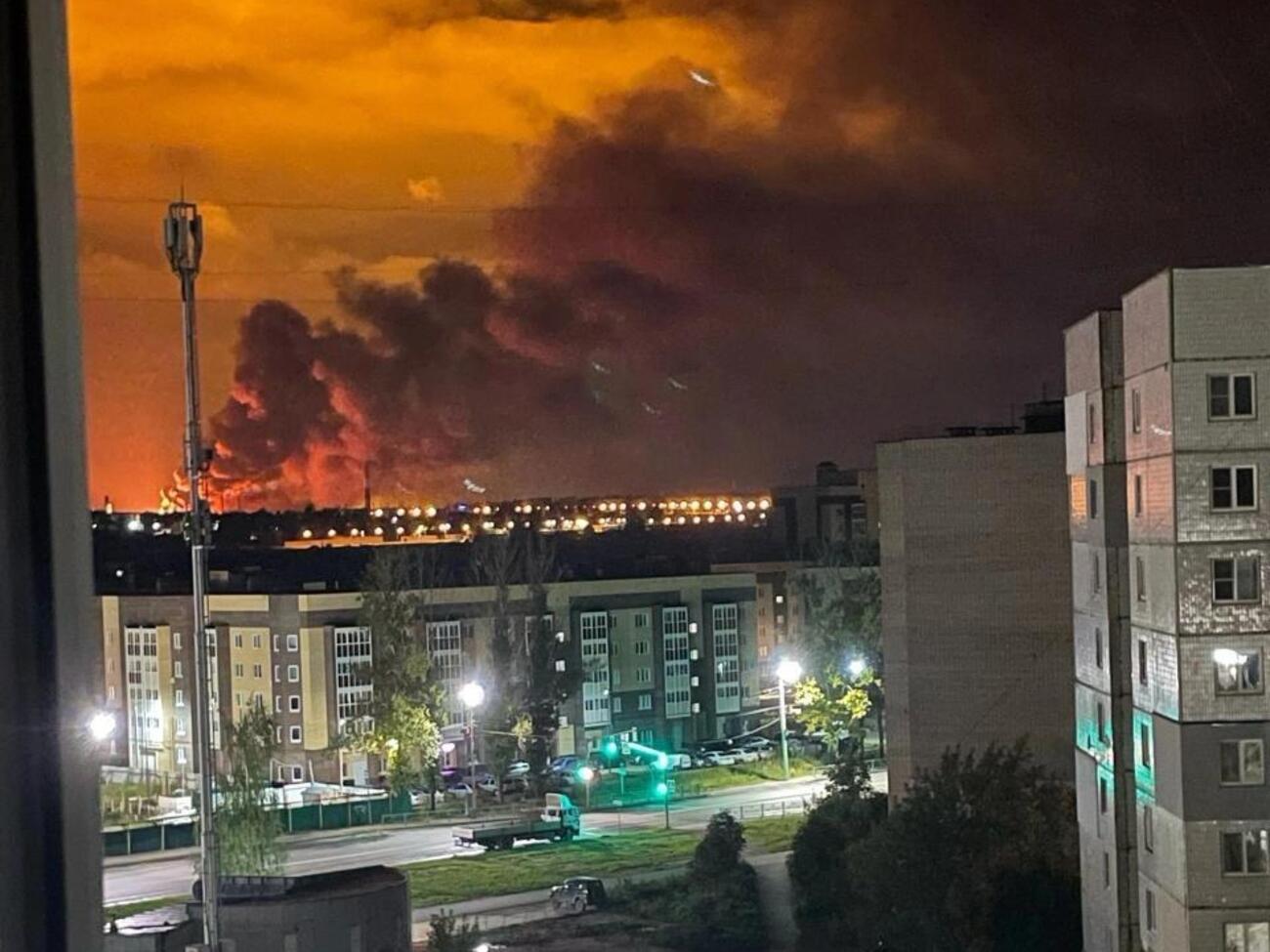 "Фаєр-шоу" на стоянці військових літаків та масштабна пожежа на НПЗ. Що відомо про нічну атаку на РФ