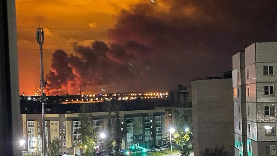 "Фаєр-шоу" на стоянці військових літаків і масштабна пожежа на НПЗ. Що відомо про нічну атаку на РФ