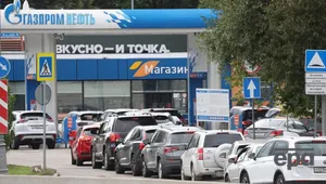 "Просто пекло якесь!" "Може перерости у протест". У Росії – нова хвиля паливної кризи, росіяни б'ються в чергах. Відео