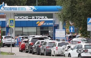 "Просто пекло якесь!" "Може перерости у протест". У Росії – нова хвиля паливної кризи, росіяни б'ються в чергах. Відео
