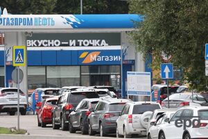 "Просто пекло якесь!" "Може перерости у протест". У Росії – нова хвиля паливної кризи, росіяни б'ються в чергах. Відео