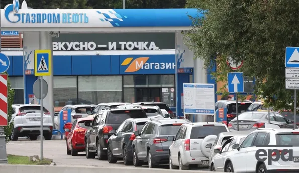"Просто пекло якесь!" "Може перерости у протест". У Росії – нова хвиля паливної кризи, росіяни б'ються в чергах. Відео