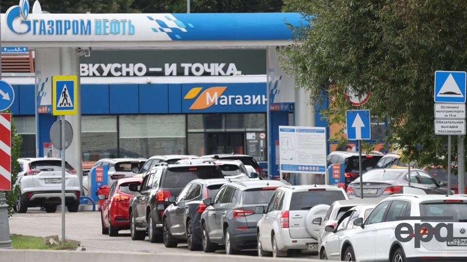 "Просто ад какой-то!" "Может перерасти в протест". В России – новая волна топливного кризиса, россияне дерутся в очередях. Видео