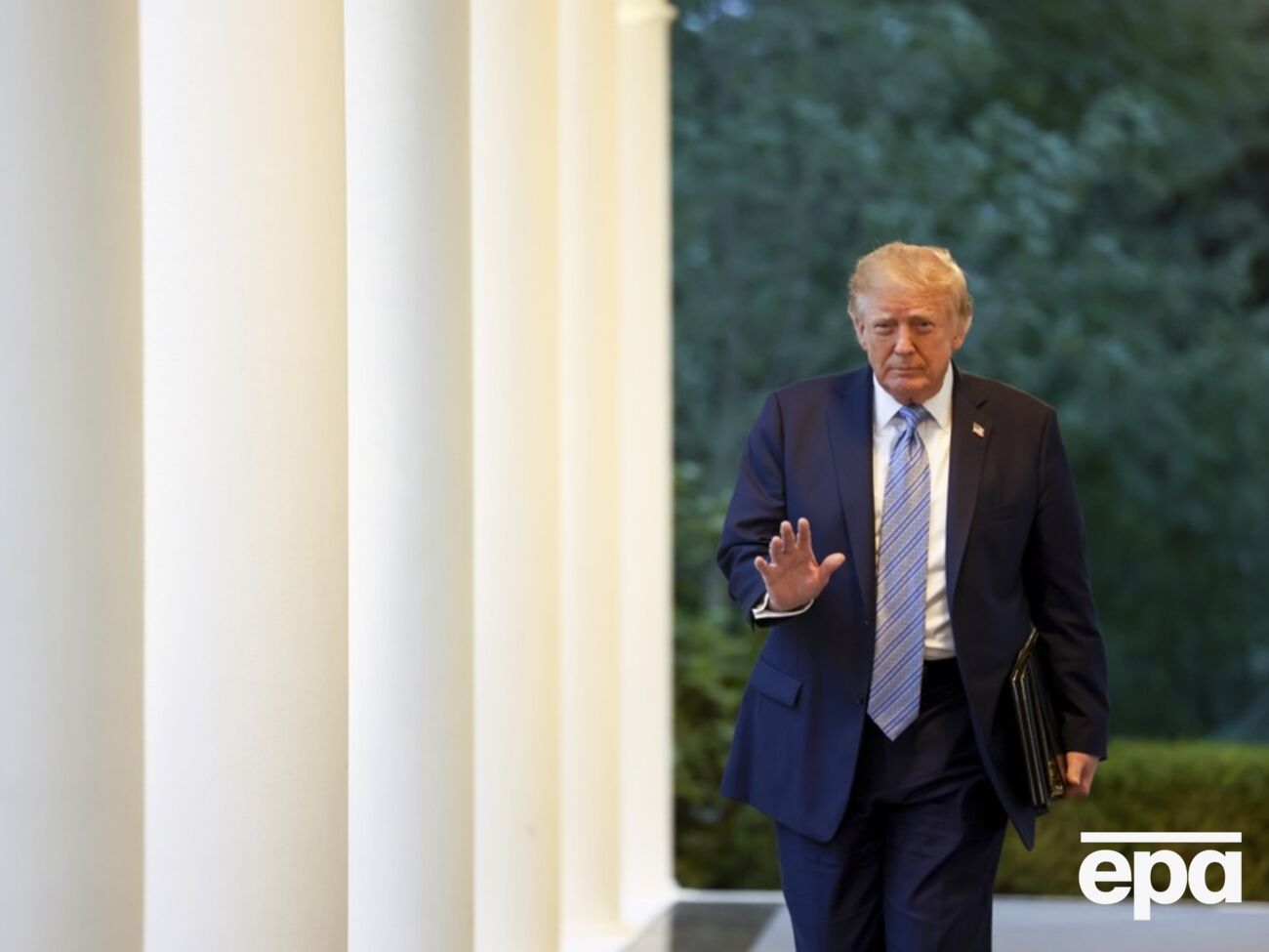 Трамп не исключает заключения деловых соглашений с РФ до окончания войны в Украине. Ранее он высказывался иначе – NYT