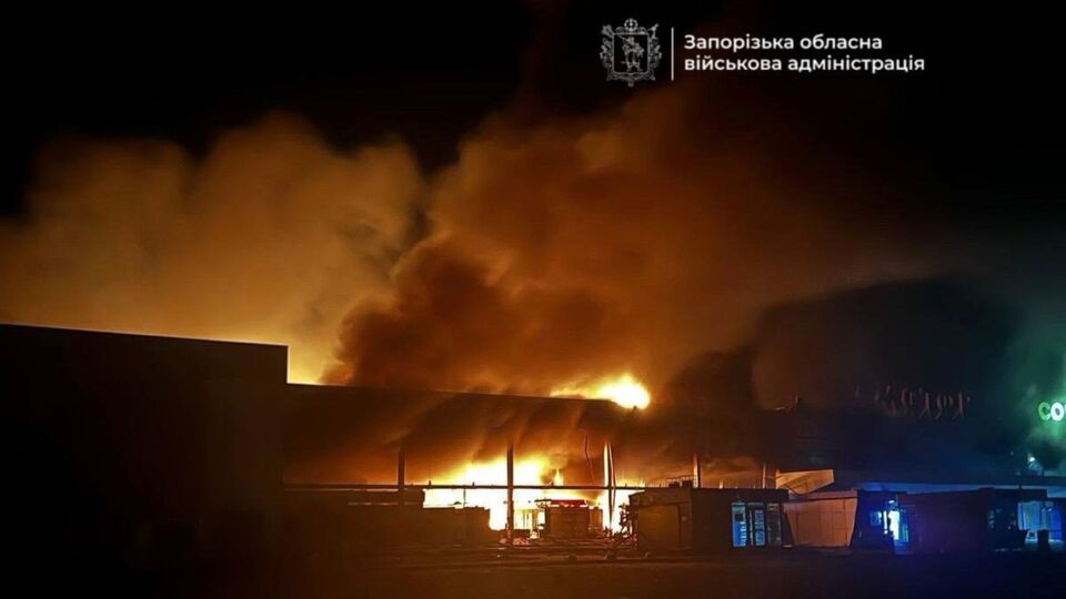 Россия ударила по ТЦ в Запорожье, вспыхнул масштабный пожар. Фото, видео