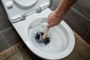Не допускайте, чтобы это попадало в унитаз, иначе он забьется