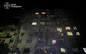 "Абсолютно нелюдський удар". РФ влучила в багатоповерхівку в Сумах, під завалами шукають людей. Фото