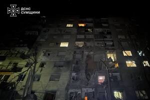 "Абсолютно нелюдський удар". РФ влучила в багатоповерхівку в Сумах, під завалами шукають людей. Фото
