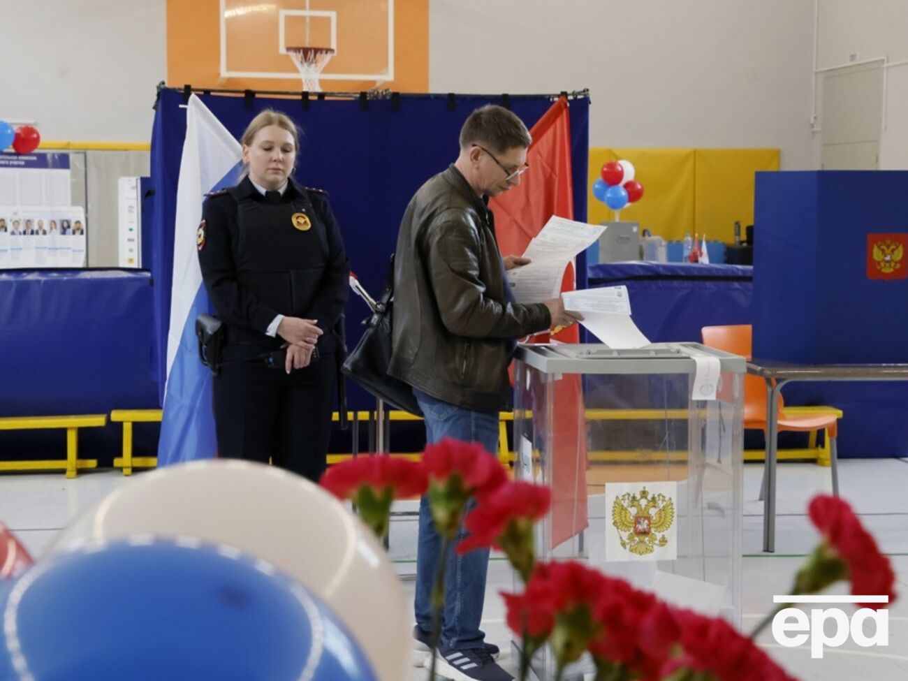 У Росії тривають вибори до Держдуми. Спостерігачів не пускають на дільниці, а бюлетені рвуть