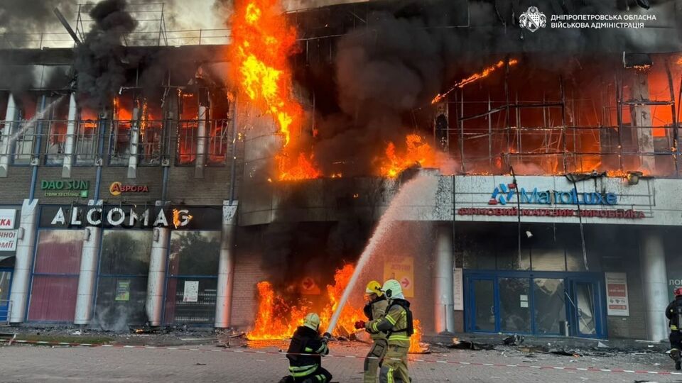 "Просто нащо? Що росіяни цим хочуть довести?" РФ ударила по ТЦ у Дніпрі. Фото