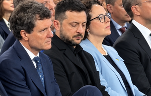 Президент Румынии задрал брюки прямо во время саммита и вызвал искреннее удивление у Зеленского. Видео