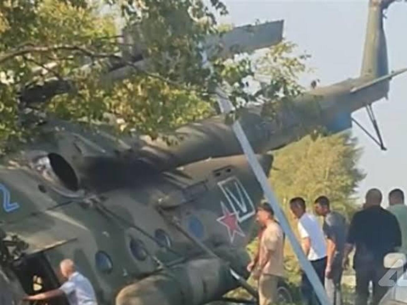 "Ведра керосина не хватило". Военный Ми-8 рухнул на оживленную трассу Сахалина. Видео