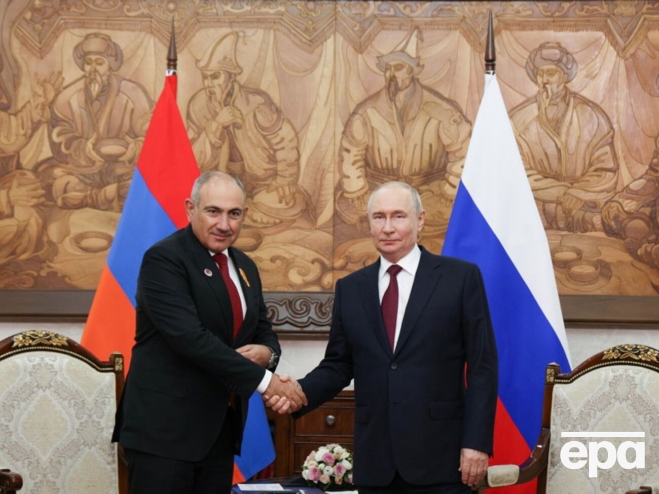 Путін заявив, що Росія "хоч завтра" піде з військової бази у Вірменії, і влаштував суперечку з Пашиняном