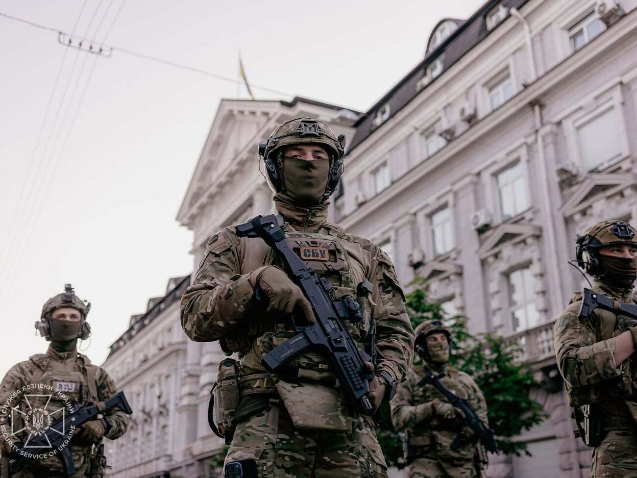 Поліція перекрила рух вулицею в Києві, де могла бути стрілянина. ЗМІ пишуть про "протистояння" ГУР і СБУ. Що відомо
