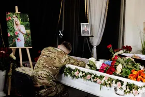 Оприлюднено кадри церемонії прощання з редакторкою "Фокусу" Скібінською та її мамою