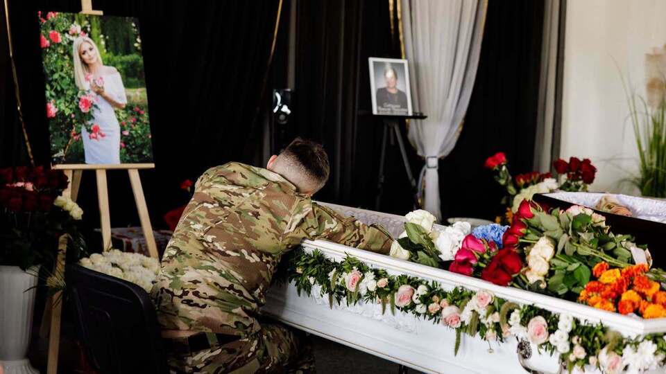 Оприлюднено кадри церемонії прощання з редакторкою "Фокусу" Скібінською та її мамою