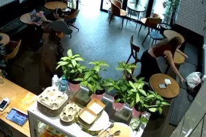 У Києві дівчина облила баристу кавою і "сцикотно" втекла. Відео обурило мережу