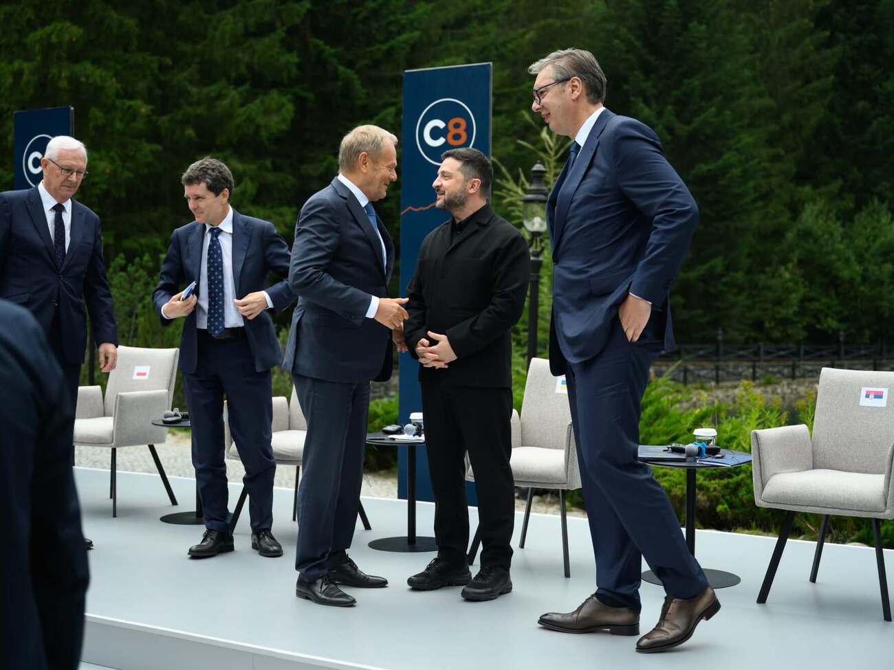 Жест, який Зеленський емоційно показав Туску, намагаються розшифрувати в мережі. Фото