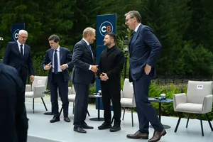 Жест, який Зеленський емоційно показав Туску, намагаються розшифрувати в мережі. Фото