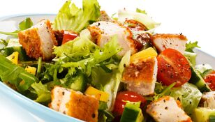 Добавьте это к куриному филе – и получится вкусный салат, который можно есть даже ночью