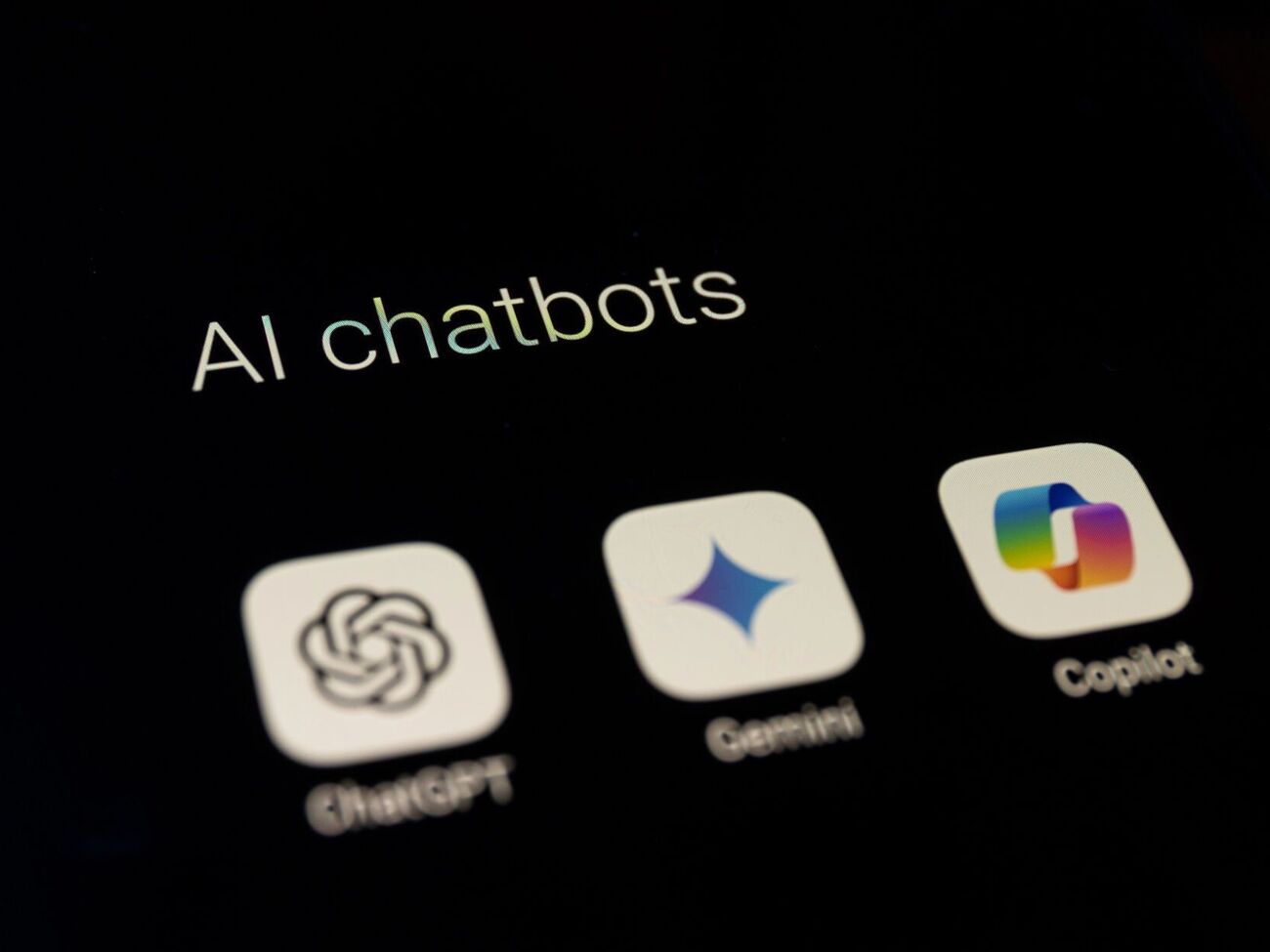 Розробників ChatGPT, Claude, Grok і Gemini звинуватили в незаконній змові щодо розвитку ШІ. Подробиці