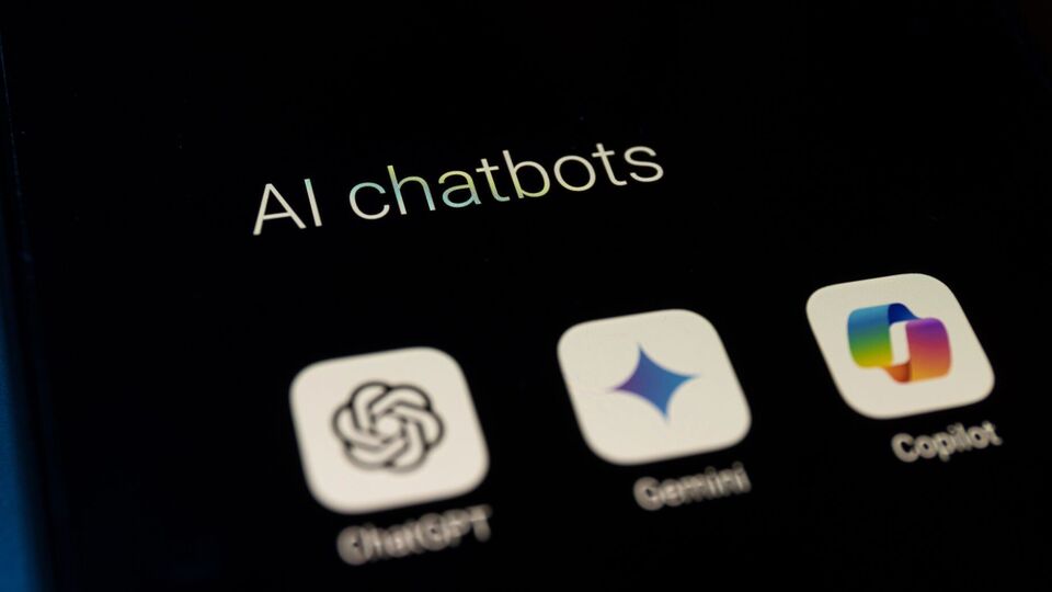 Розробників ChatGPT, Claude, Grok і Gemini звинуватили в незаконній змові щодо розвитку ШІ. Подробиці