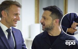 "Ох эти двое". Макрон не удержался и устроил Зеленскому долгие горячие объятия. Видео