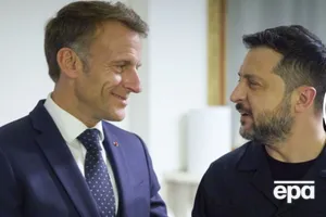 "Ох ці двоє". Макрон не втримався й улаштував Зеленському палкі тривалі обійми. Відео