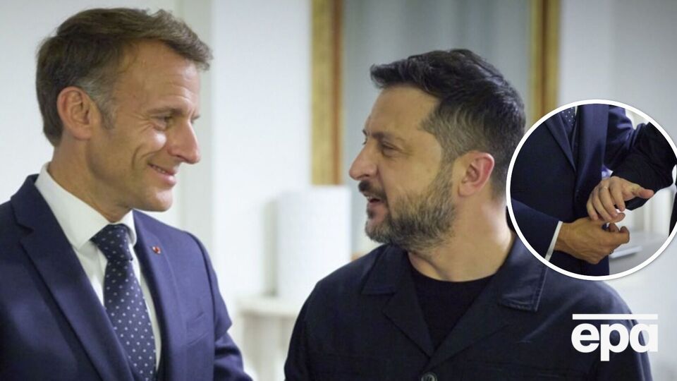 "Ох эти двое". Макрон не удержался и устроил Зеленскому долгие горячие объятия. Видео