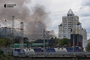 Вибухи в Києві, біля вокзалу пожежа. РФ масовано атакувала місто дронами. Що відомо