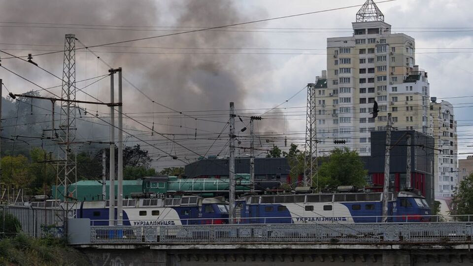 Вибухи в Києві, біля вокзалу пожежа. РФ масовано атакувала місто дронами. Що відомо