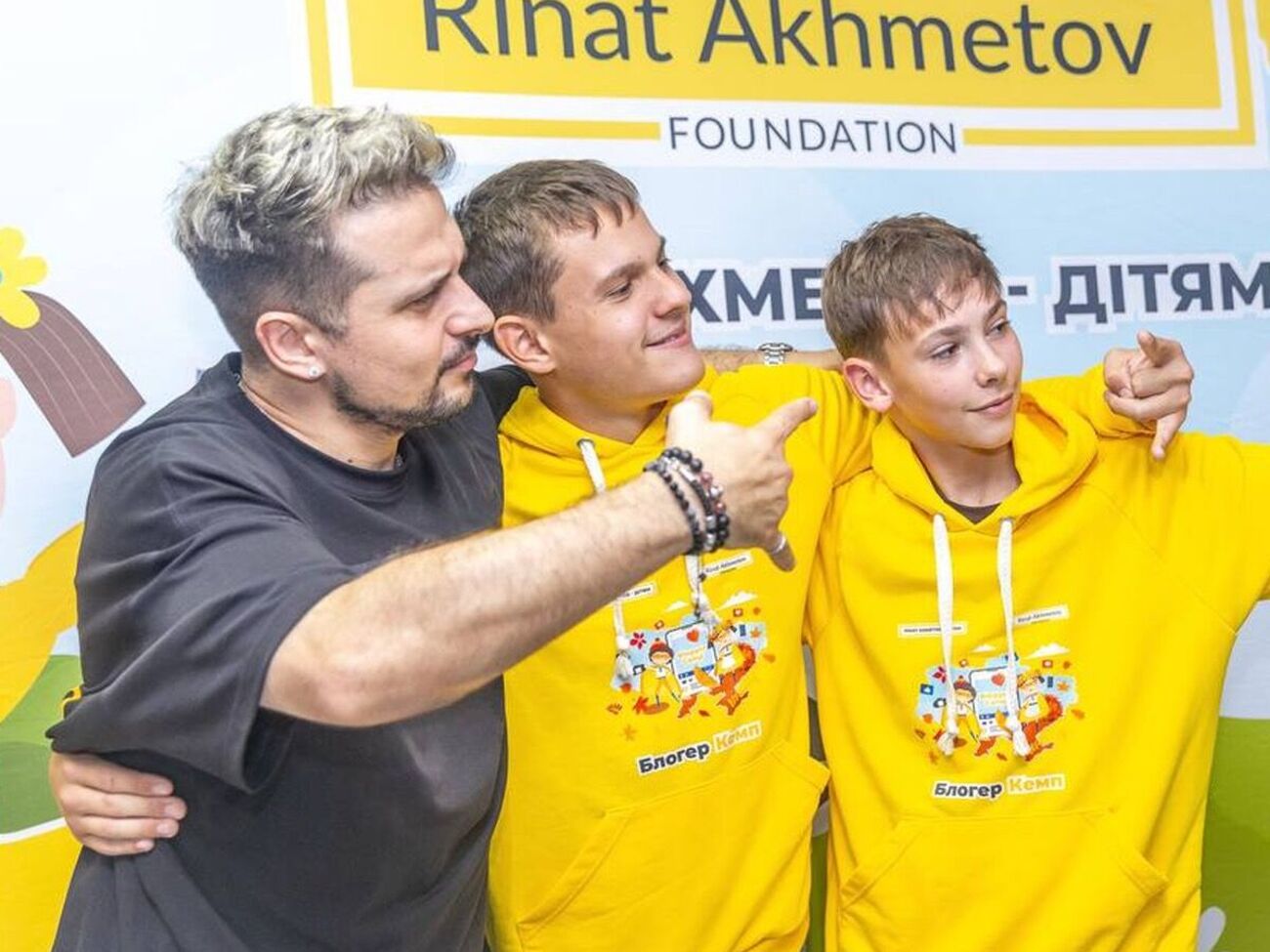 Хіп-хоп виконавець Хас зустрівся з учасниками "Блогер Кемпу" Фонду Ріната Ахметова