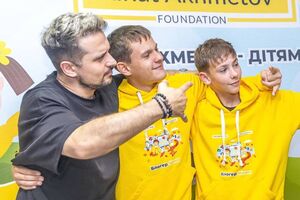 Хіп-хоп виконавець Хас зустрівся з учасниками "Блогер Кемпу" Фонду Ріната Ахметова