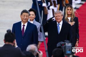 Как и Путина. Трамп лично встретил Си на авиабазе с красной дорожкой и почетным караулом. Фото