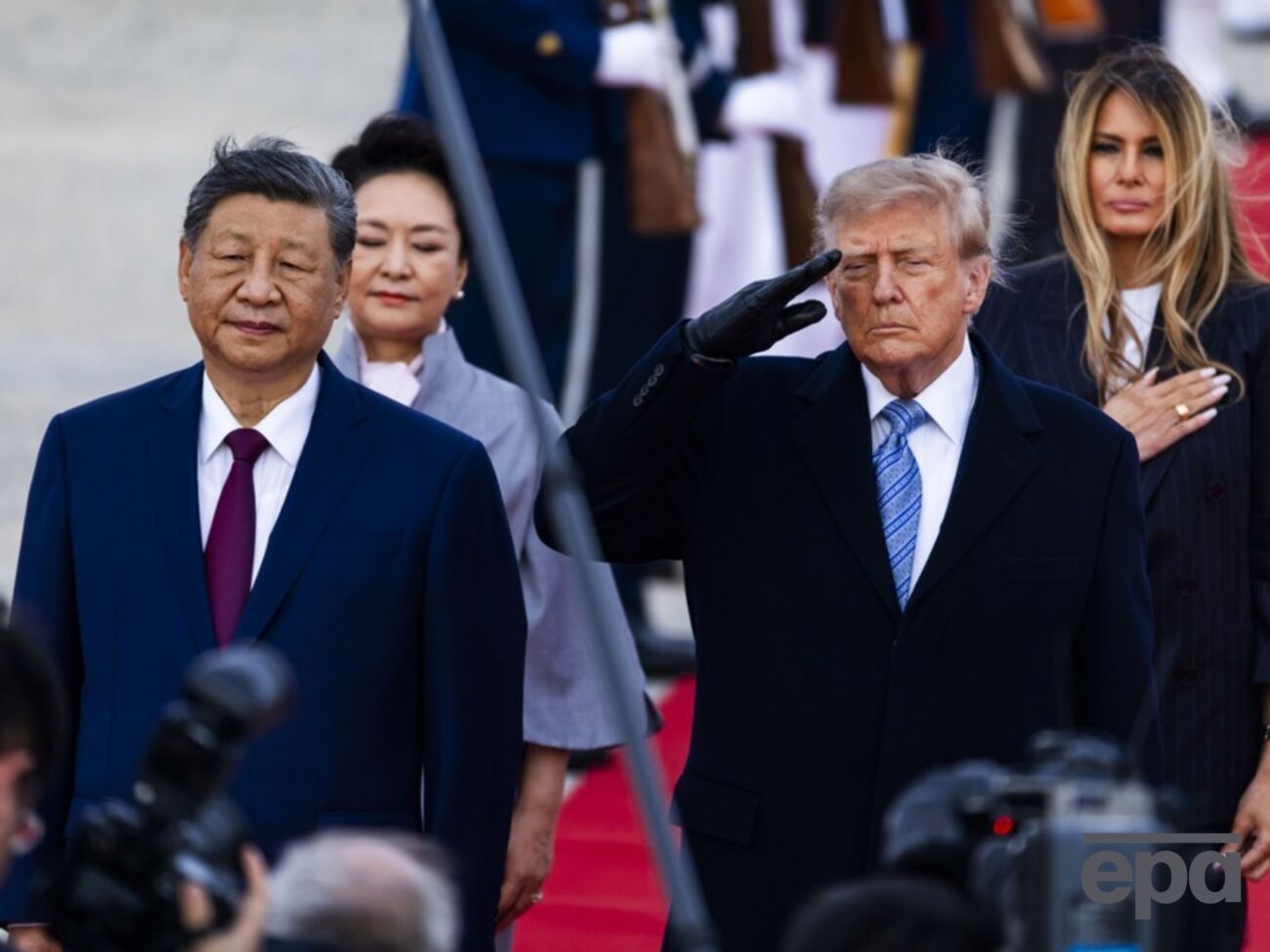"Желтый решил наколотить ведро понтов". Как Трамп пережил позор под насмешливым взглядом Си