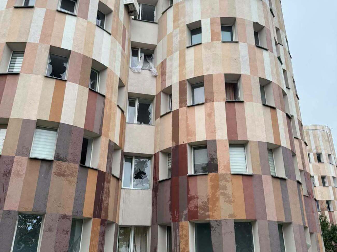 РФ пошкодила київський пологовий будинок. Під час атаки там народився хлопчик. Фото