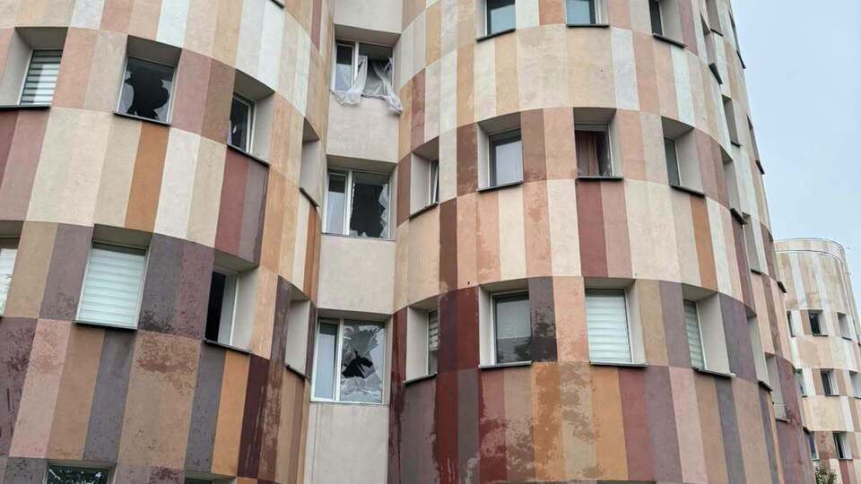 РФ пошкодила київський пологовий будинок. Під час атаки там народився хлопчик. Фото