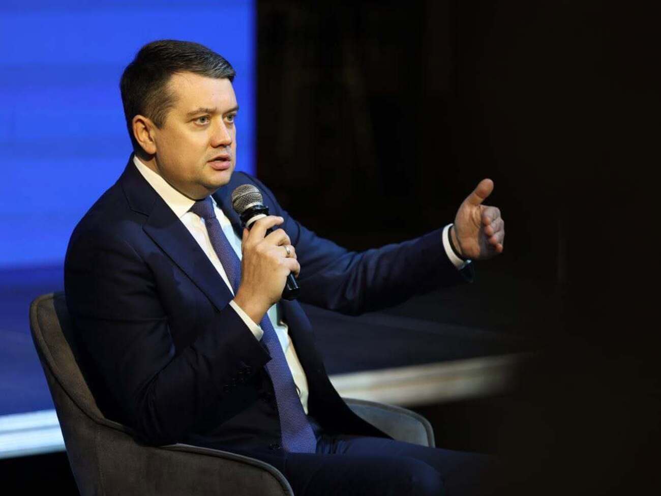 Ексспікер ВР Разумков відповів, чи покине він Україну