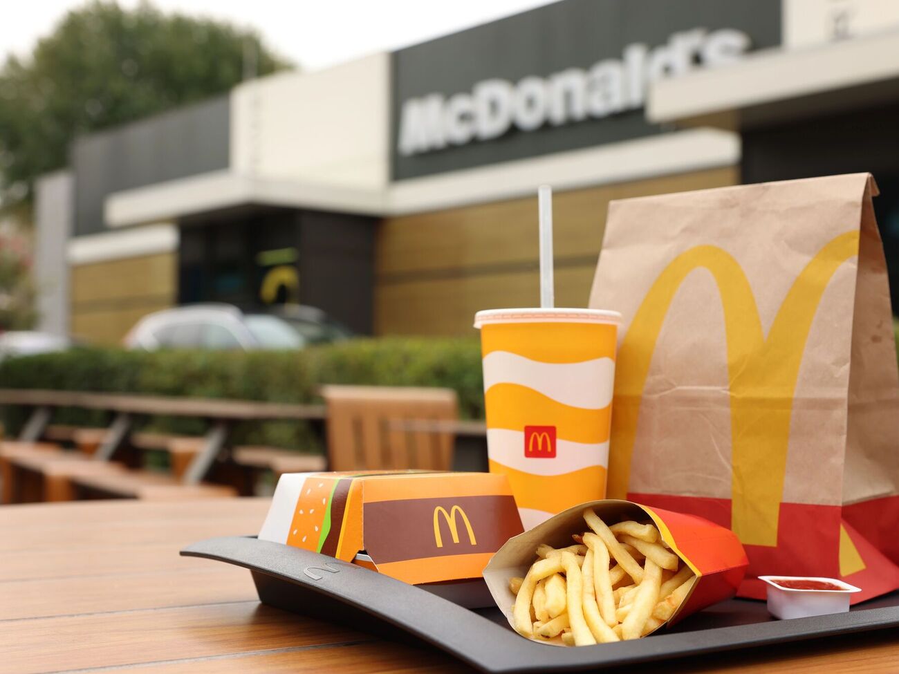 РФ ударила по складу, який використовує McDonald's. Чи працюватимуть заклади й далі