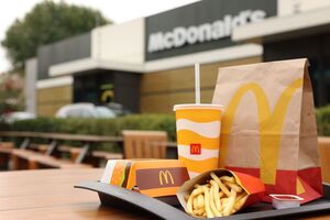 РФ ударила по складу, который использует McDonald's. Будут ли заведения продолжать работать
