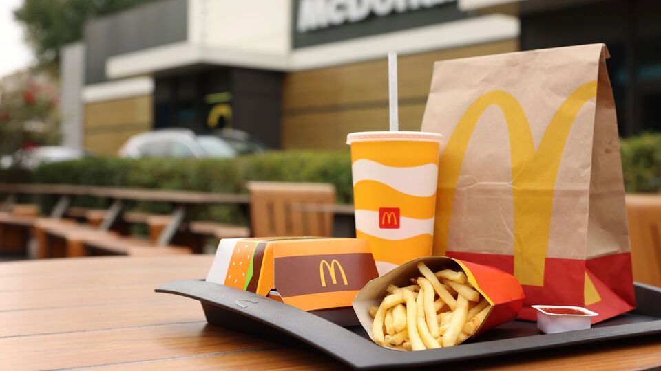 РФ ударила по складу, який використовує McDonald's. Чи працюватимуть заклади й далі